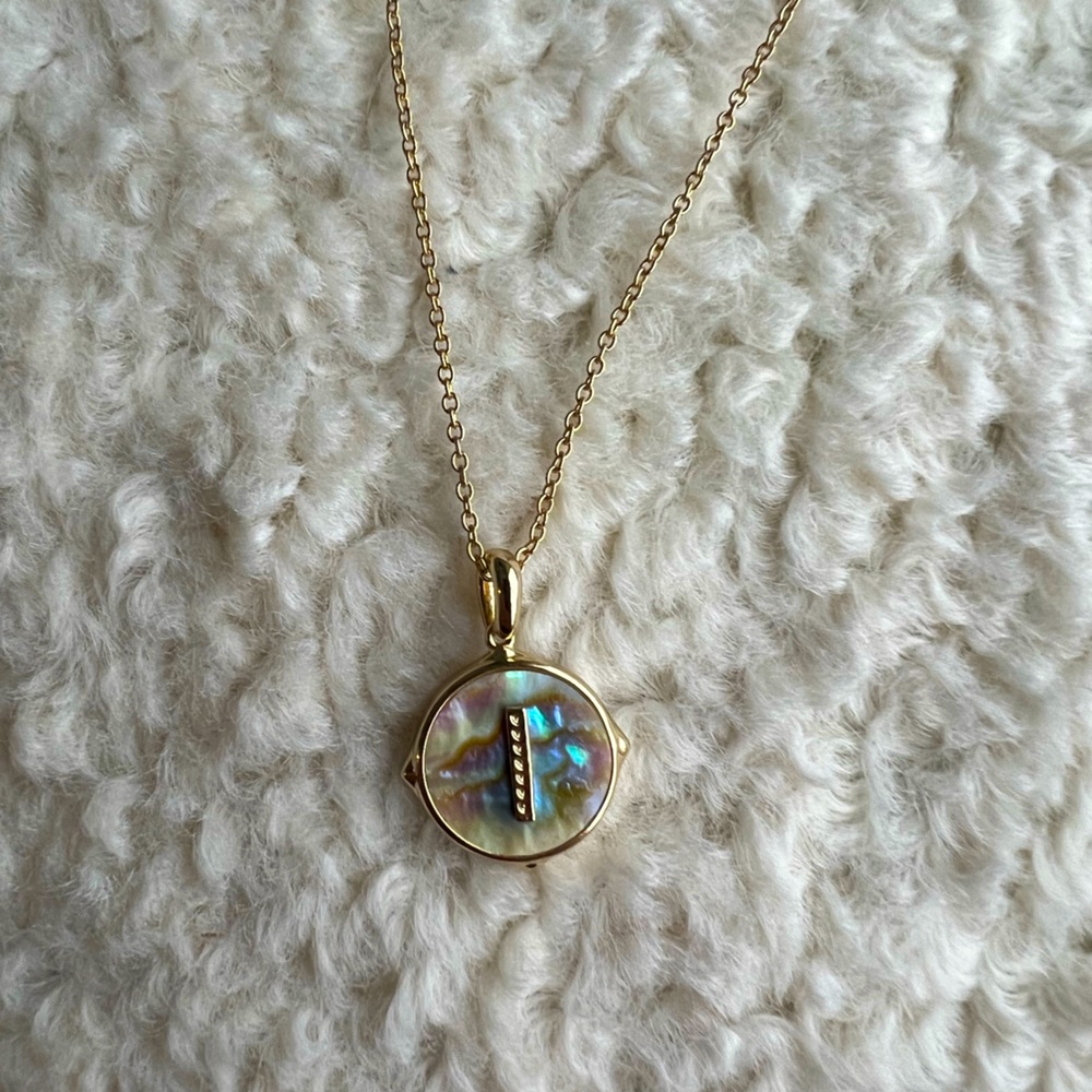 Kendra Scott Letter “I”Gold Disc Pendant Necklace in Iridescent Abalone